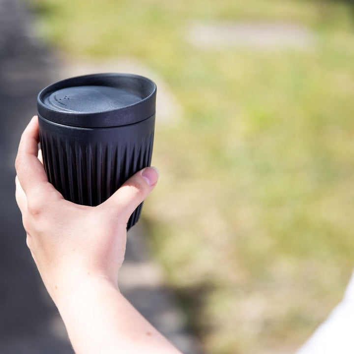 HUSKEE CUP &amp; LID CHARCOAL - RETAIL PACKAGING 12OZ/36CL - SOLD IN SINGLES - Choose Coffee